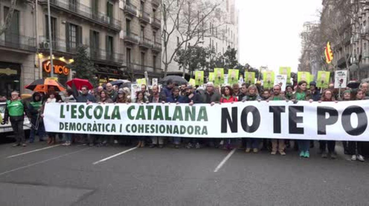 Spain: Teachers march in defence of Catalan language