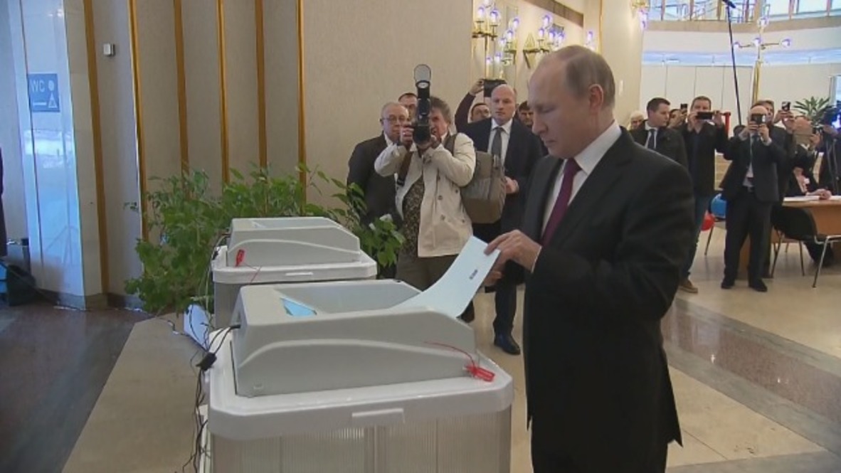 Rusia: Presidente ruso, Vladimir Putin, emite su voto en un colegio electoral en Moscú