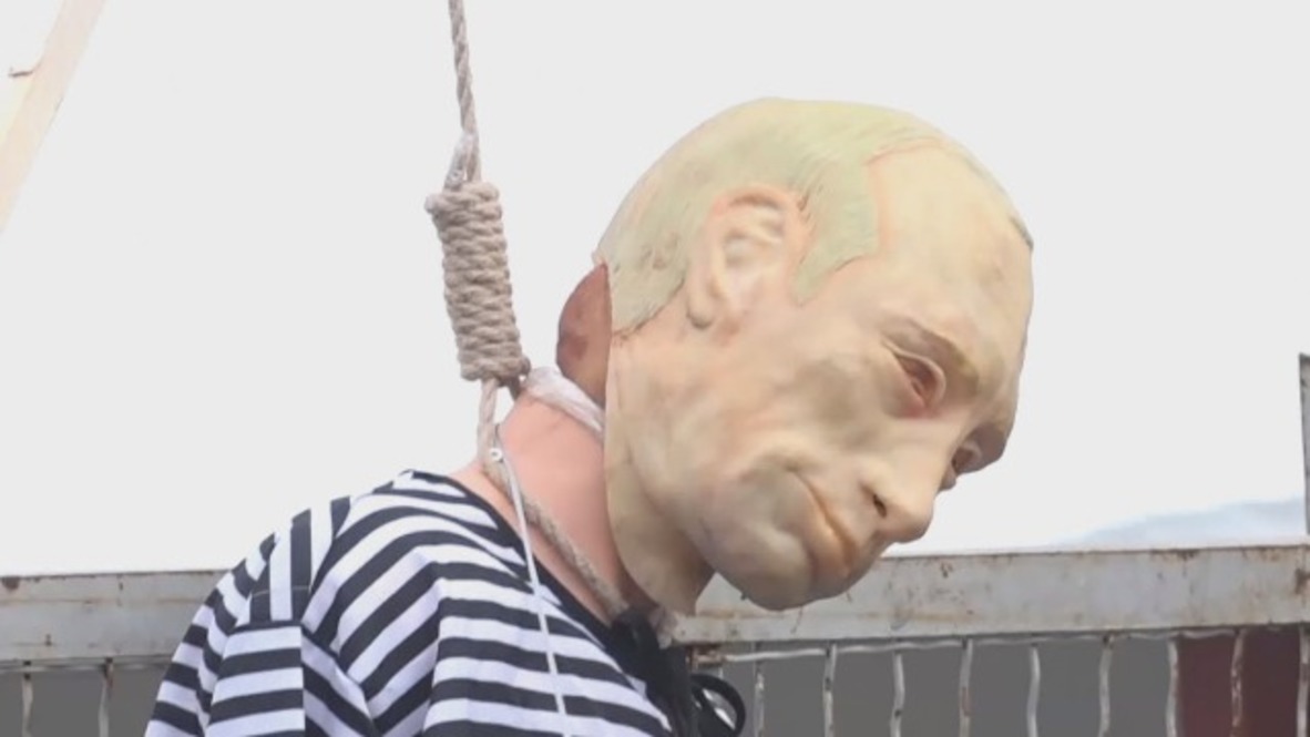 Ukraine: Putin hanged as protesters throw eggs at Russian Consulate