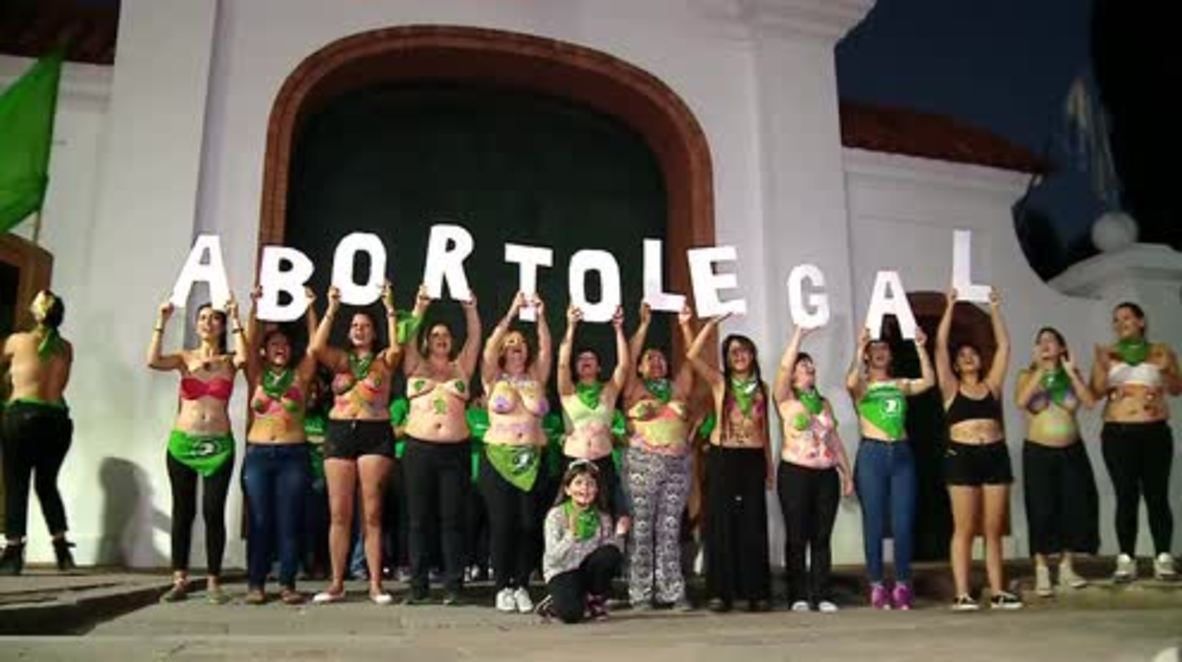 Argentina: Activistas exigen la legalización del aborto durante una manifestación en Buenos Aires