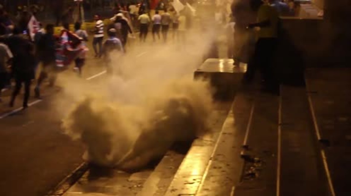 Perú: Continúan los enfrentamientos entre manifestantes y policía en Lima a pesar de la renuncia del presidente