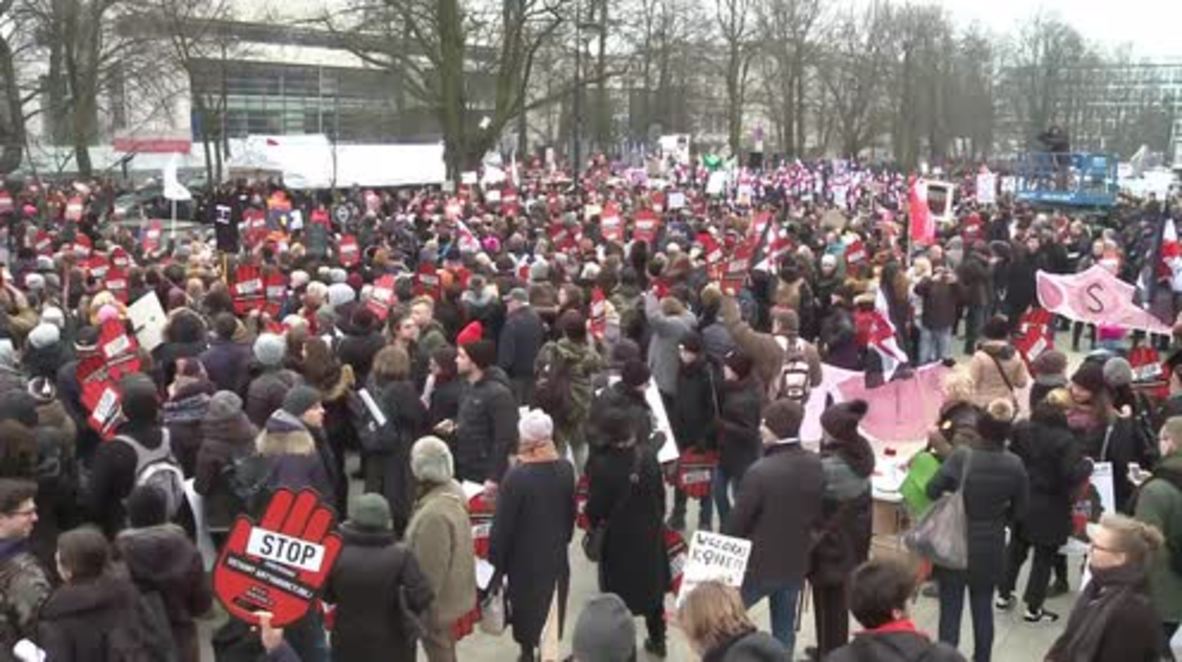 Polonia: Mujeres protestan contra la nueva ley del aborto frente al Parlamento en Varsovia