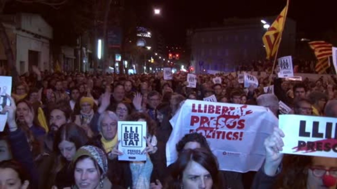 España: Protestas en Cataluña contra la decisión del tribunal de encarcelar a otros cinco políticos catalanes