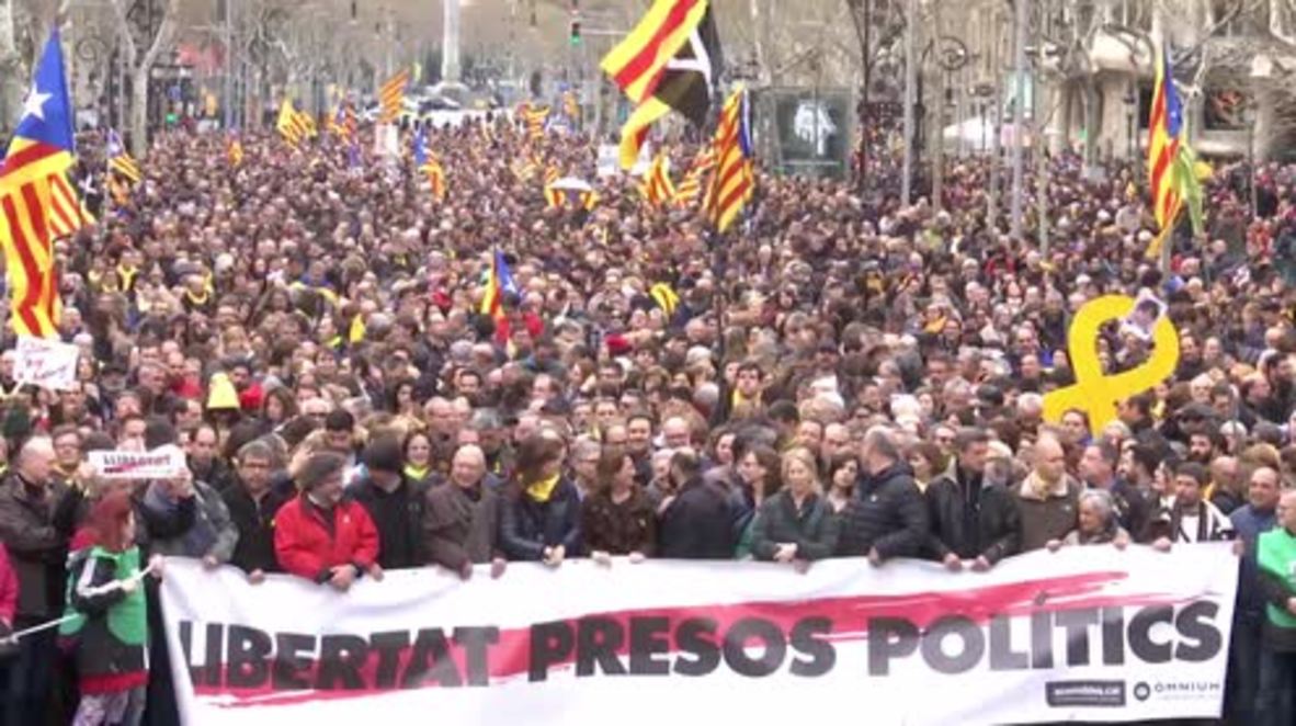 España: Enfrentamientos con la policía en una manifestación de apoyo a Carles Puigdemont en Barcelona