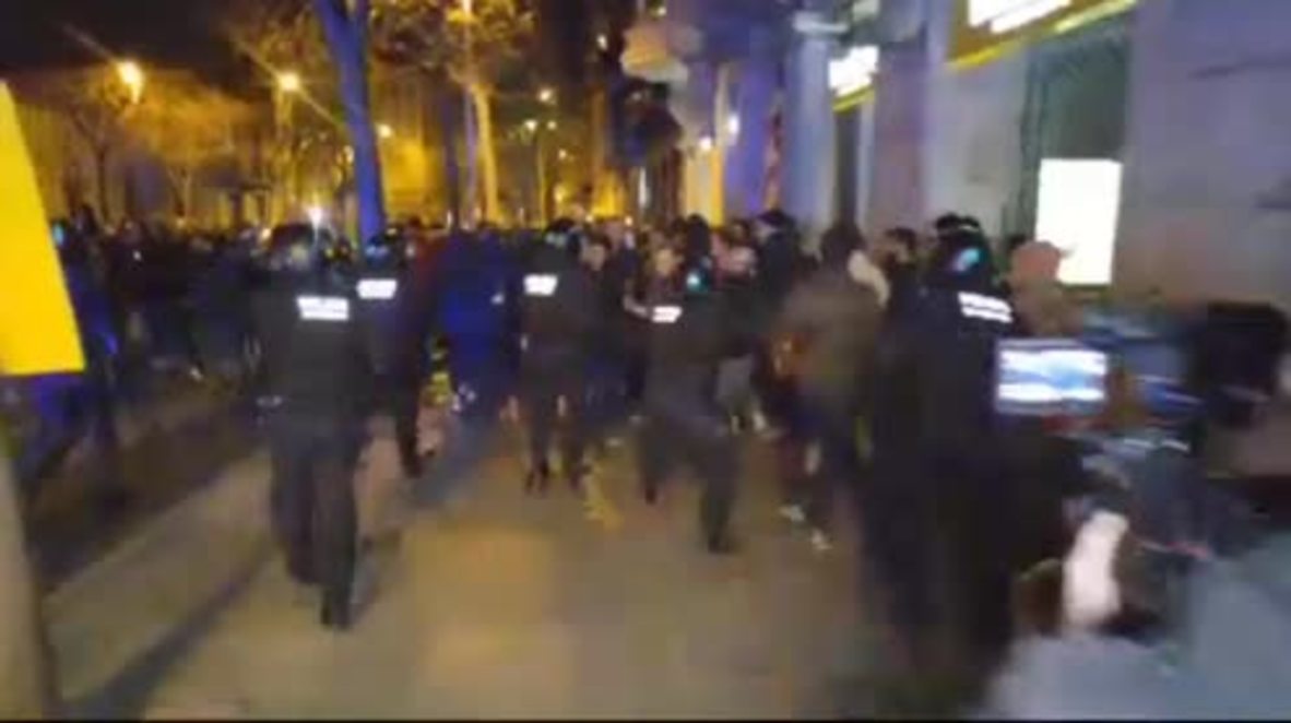 España: La policía emplea la fuerza contra los manifestantes en una manifestación de apoyo a Puigdemont
