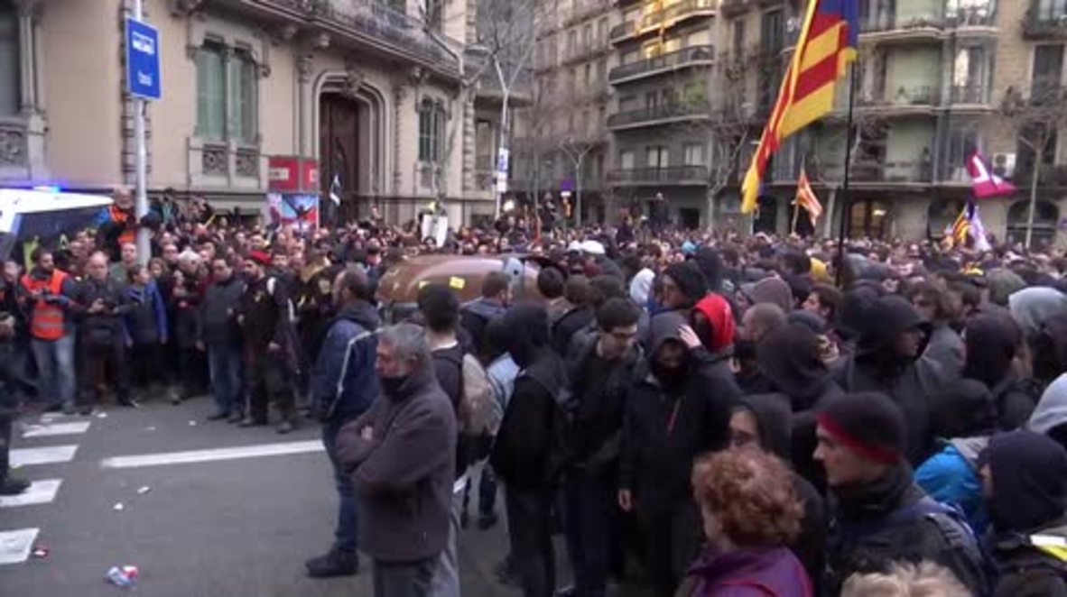 España: Manifestantes y policías se enfrentan en una multitudinaria manifestación tras la detención de Puigdemont