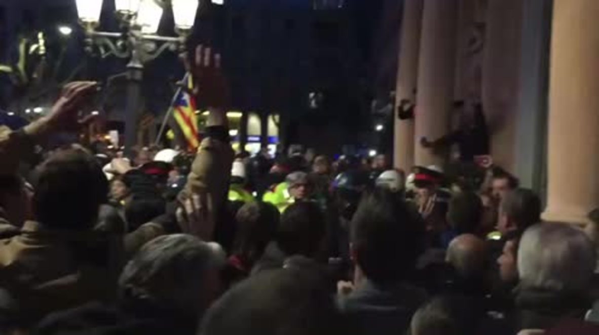 España: Al menos siete personas heridas durante las protestas en Lleida por el arresto de Puigdemont