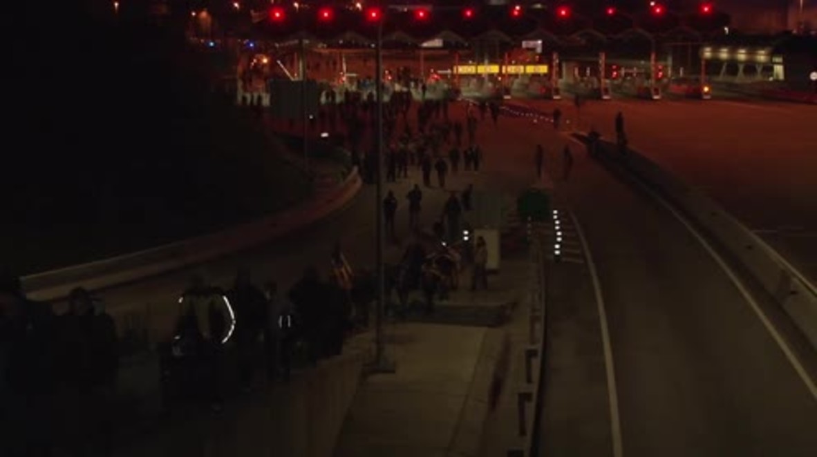 España: Manifestantes bloquean una autopista en Girona tras la detención de Puigdemont