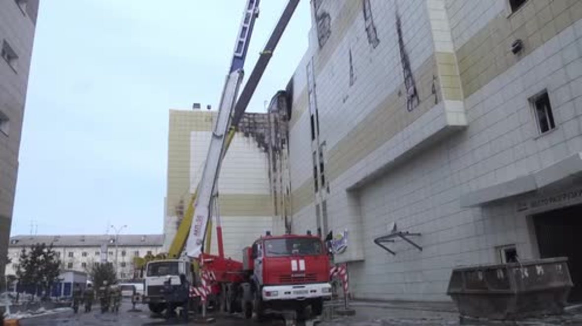 Rusia: Trabajadores de EMERCOM retiran los escombros en busca de supervivientes en el centro comercial de Kemerovo