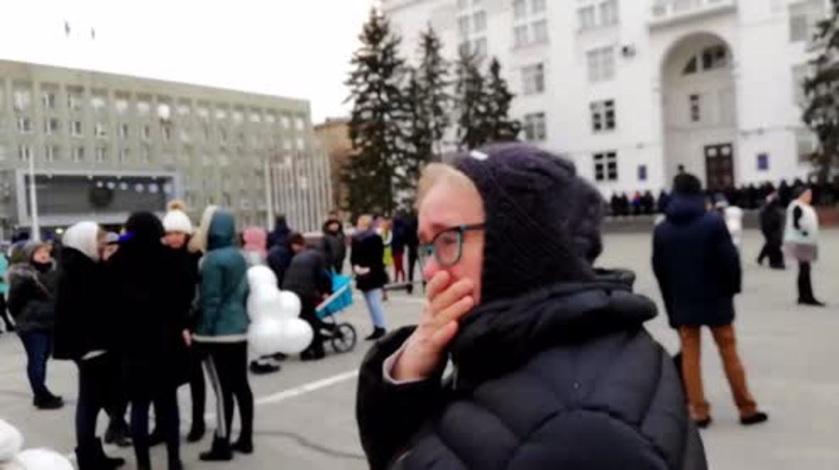 Rusia: Los habitantes de Kemerovo sueltan globos en memoria de las víctima del incendio