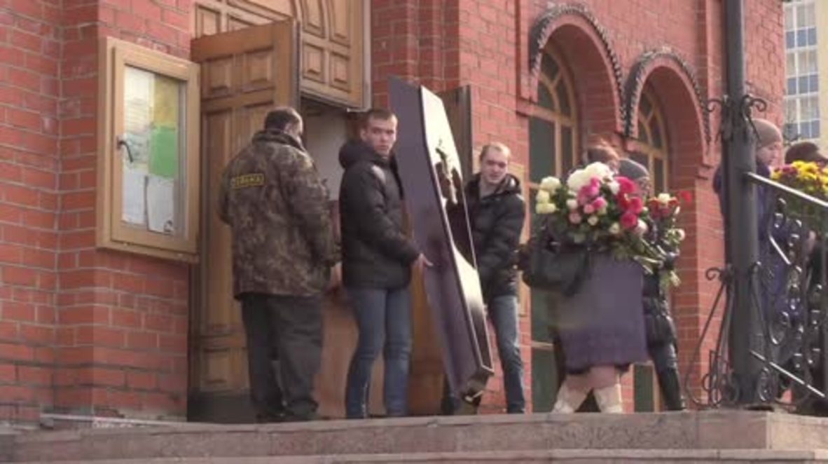 Rusia: Funeral por una profesora que murió tratando de salvar a varios niños en el incendio de Kemerovo