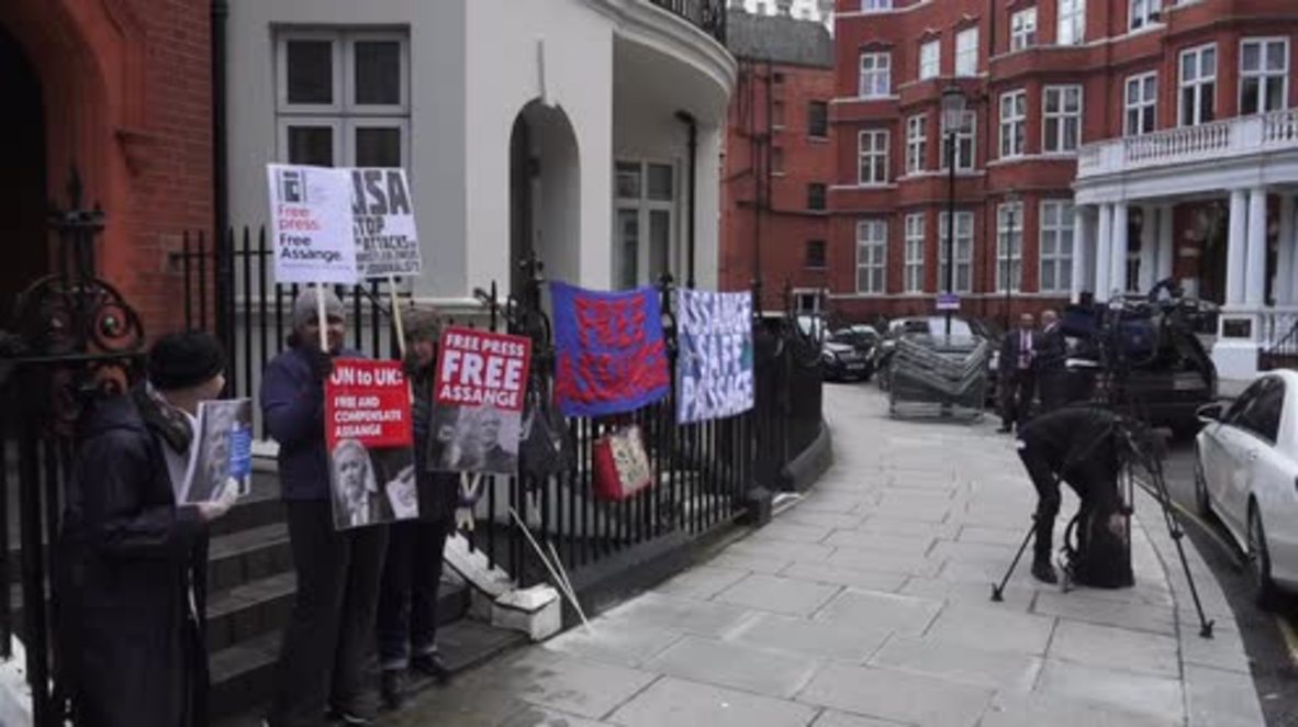 UK: Assange supporters gather outside Ecuadorian embassy after internet shutdown