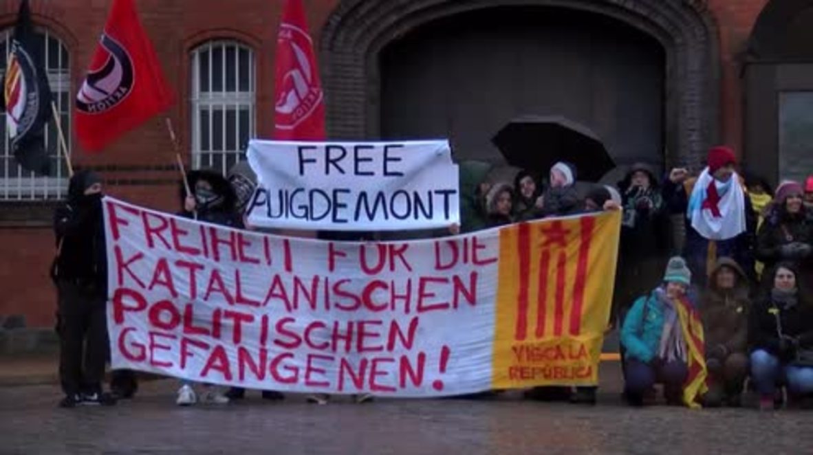 Germany: 'You are not alone' - Puigdemont supporters rally at Neumunster prison