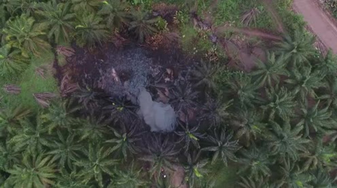 Colombia: Drone captures black crude spewing into land
