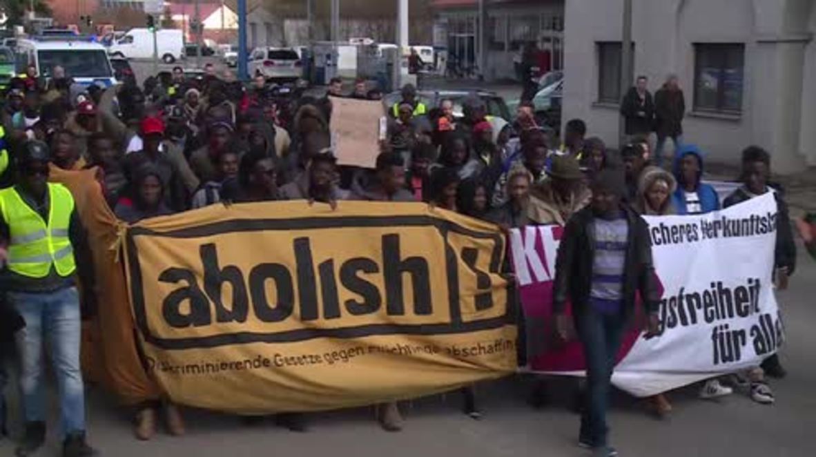 Alemania: "Esperanza en lugar de esposas" - Los refugiados de Gambia piden justicia en Baviera