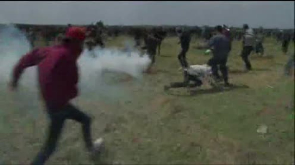 Palestina: Usan gas lacrimógeno durante una protesta en la frontera entre Gaza e Israel