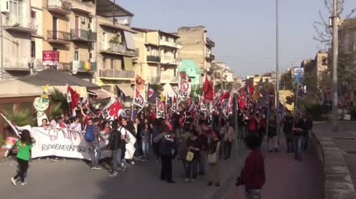 Italy: Protesters hit Niscemi streets to say 'No MUOS'