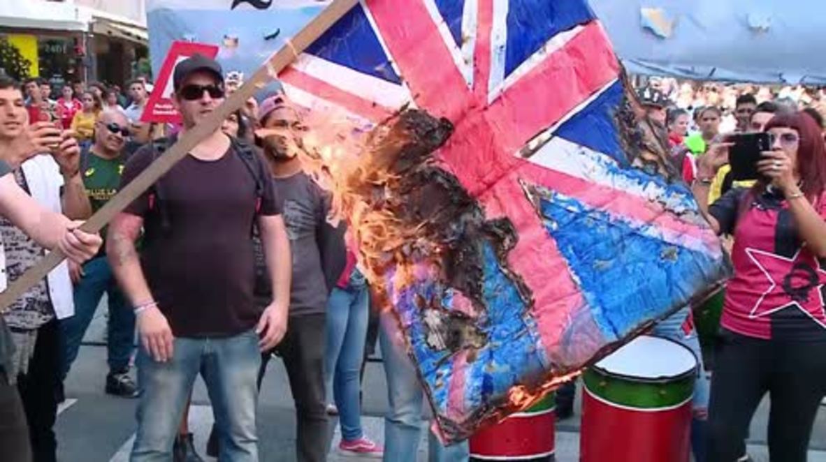 Argentina: Arden banderas británicas en una manifestación por el aniversario de la Guerra de las Malvinas