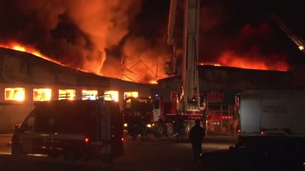 Rusia: Los bomberos se enfrentan al enorme incendio de una tienda de juguetes