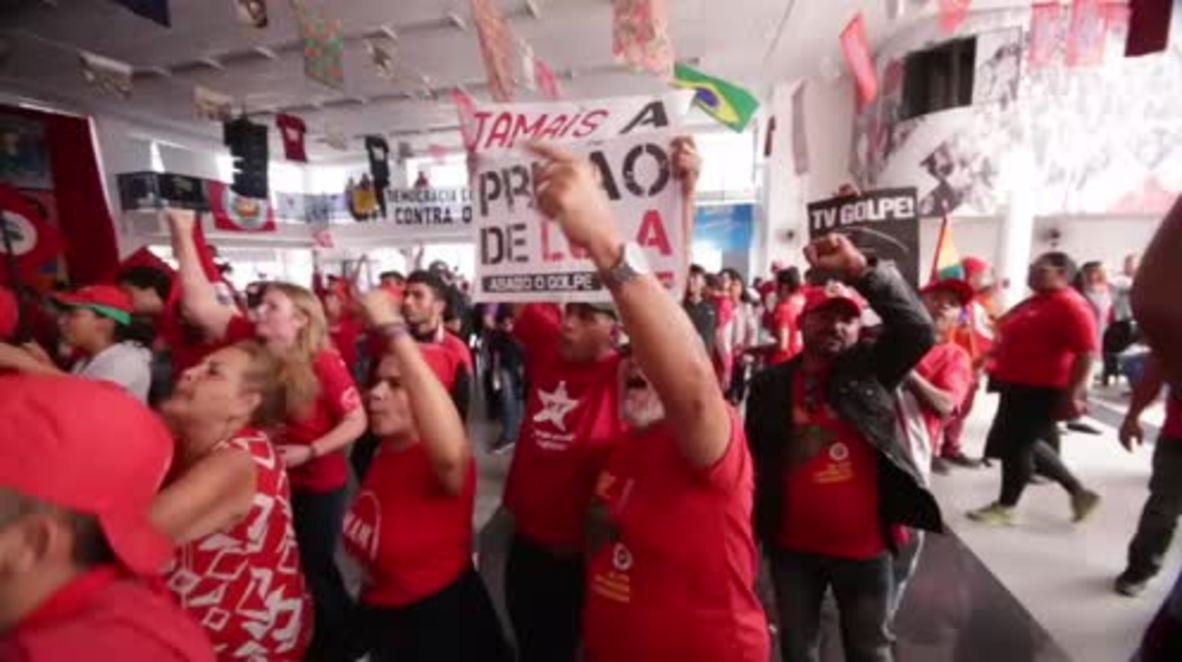 Brasil: Partidarios de Lula se congregan frente al Sindicato de los Metalúrgicos mientras el exlíder no se entrega