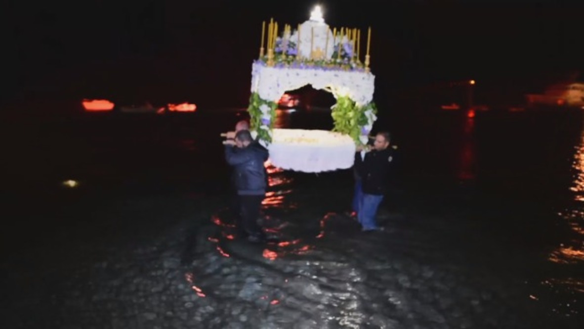Grecia: Llevan un Epitafio al mar en Viernes Santo Ortodoxo