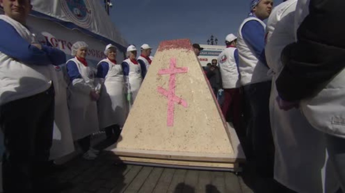 Enormous one-ton Easter cake appears in Moscow