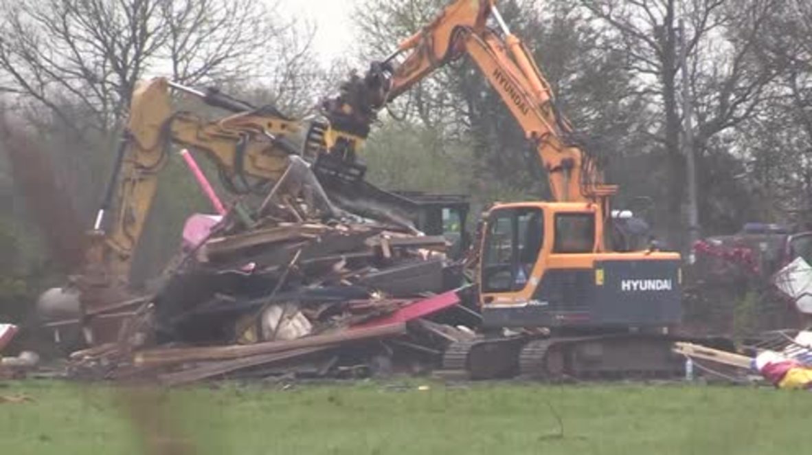 Francia: Excavadoras demuelen el campamento en la zona ocupada contra el aeropuerto de Nantes