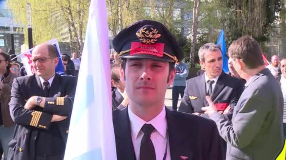 France: Hundreds of Air France strikers demand 6% wage hike