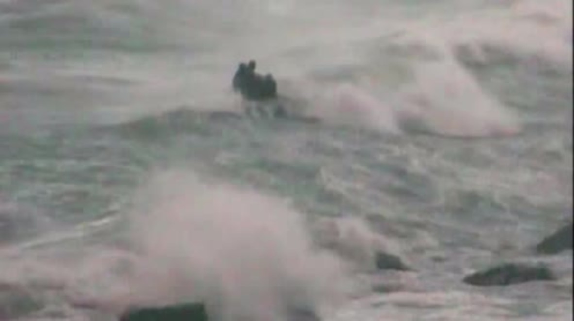 España: Un agente de policía arriesga su vida para salvar a una inmigrante que se ahogaba en el Mediterráneo