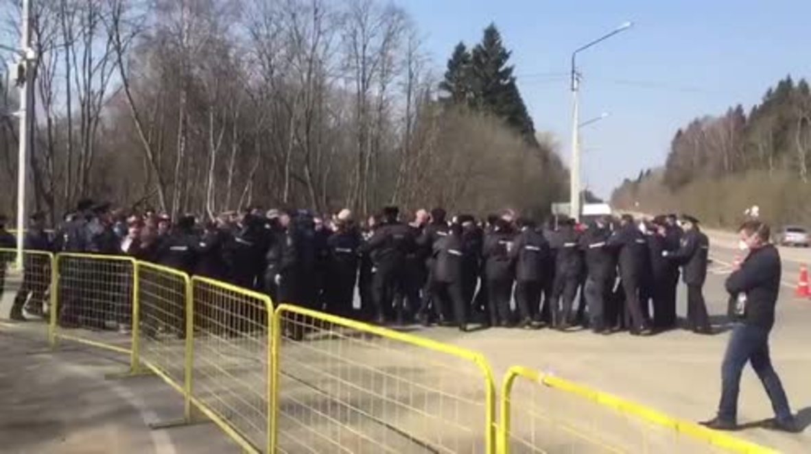 Russia: Multiple detentions, protester faints during Yadrovo protest