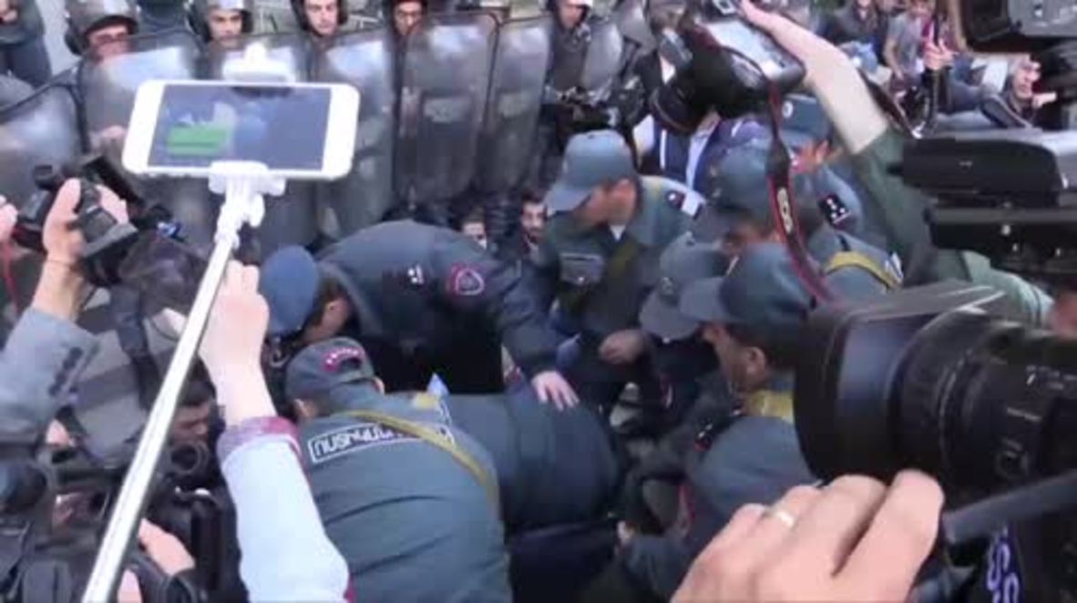 Armenia: Docenas de detenidos mientras continúan las protestas contra el nombramiento de Sarsgyan como Primer Ministro