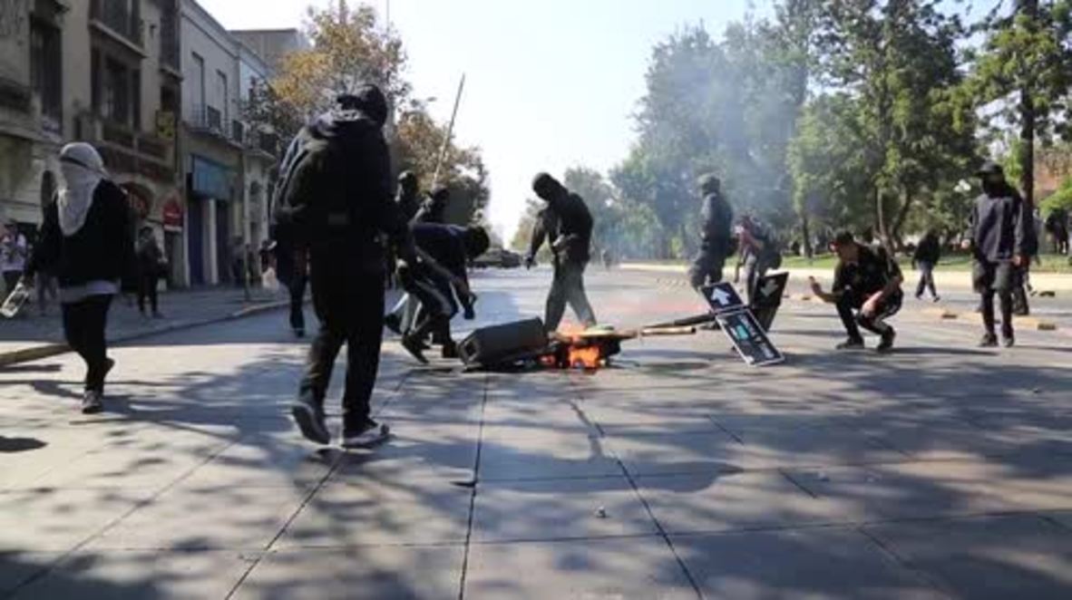 Chile: Violent clashes erupt as students march against 'sexist education' and CAE