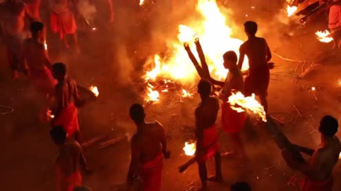 India: Hundreds of Hindus battle with fire to celebrate Agni Keli festival