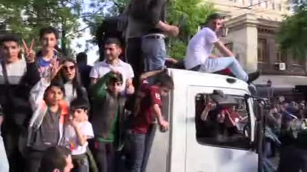 Armenia: Miles de personas salen a las calles tras la dimisión del primer ministro