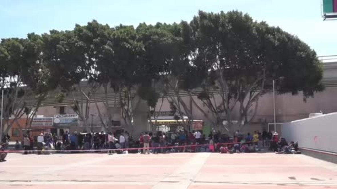México: Una caravana de solicitantes de asilo centroamericanos acampa en la frontera esperando una solución