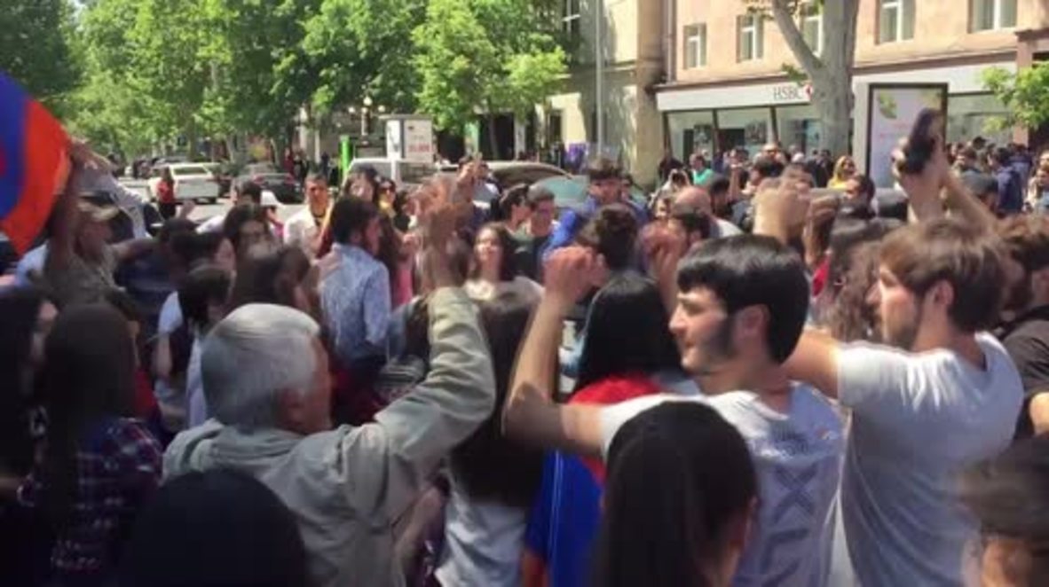 Armenia: Opposition protesters march in Yerevan as talks called off