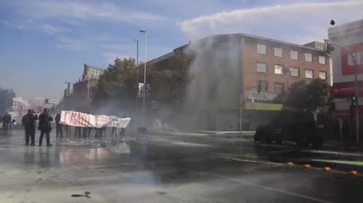 Chile: La policía utiliza cañones de agua contra los manifestantes del Primero de Mayo en Santiago