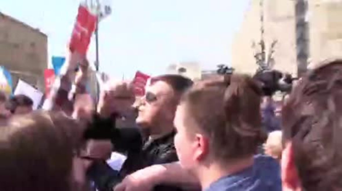 Russia: Scuffles as crowd gathers for mass protest led by Navalny in Moscow