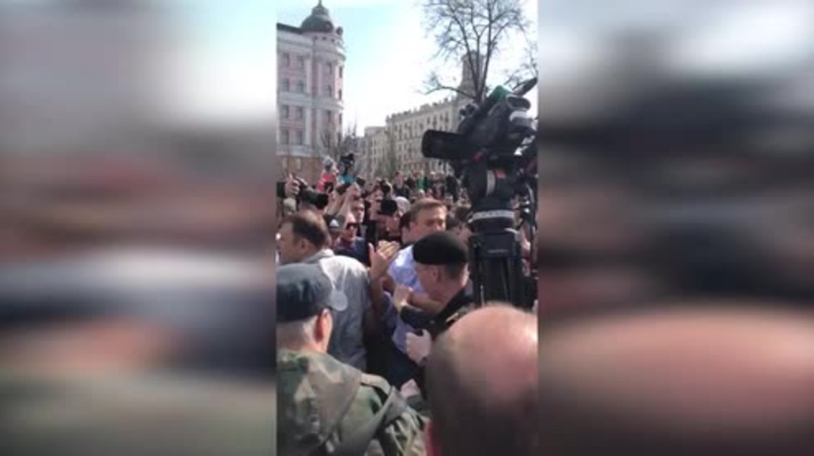 Russia: Police detain Aleksei Navalny at unauthorised rally in Moscow