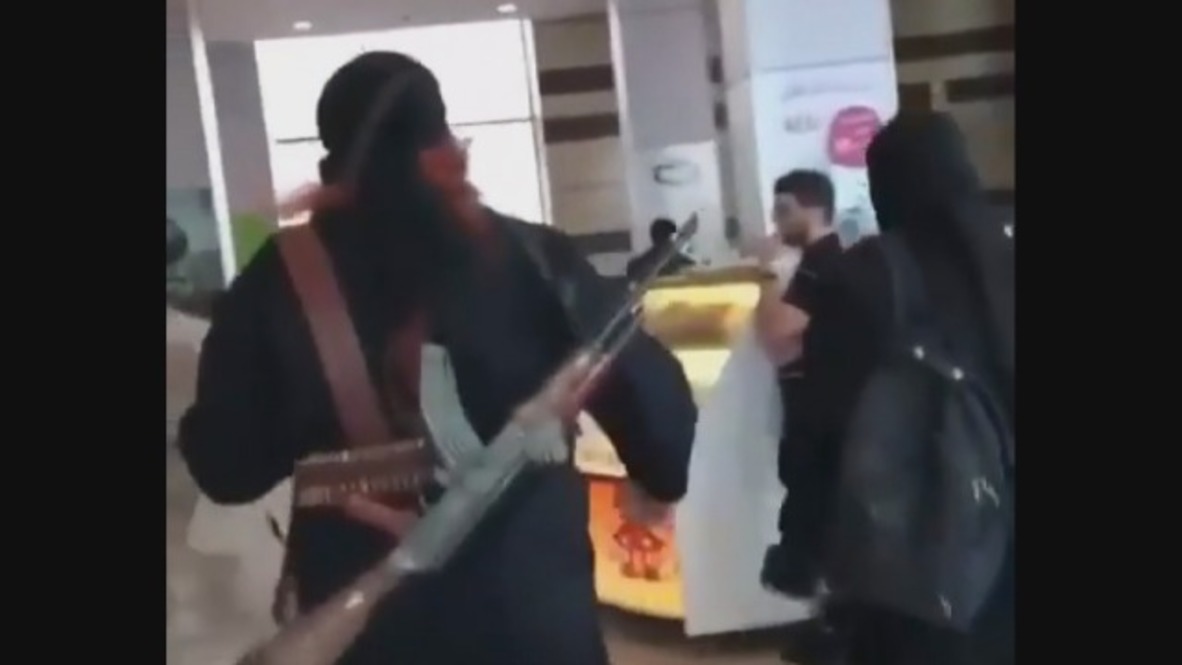 Irán: Bromistas vestidos de islamistas radicales asustan a los visitantes del centro comercial de Teherán