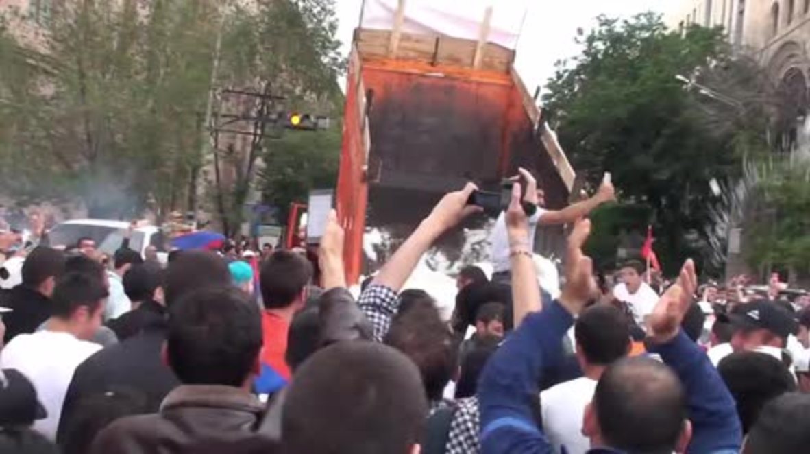 Armenia: Supporters take to streets as Pashinyan becomes PM