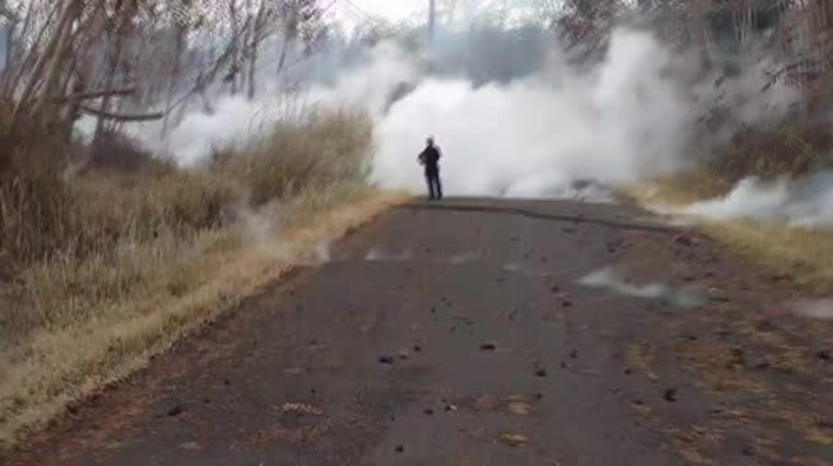 USA: Lava sends road up in smoke on Hawaii's Big Island