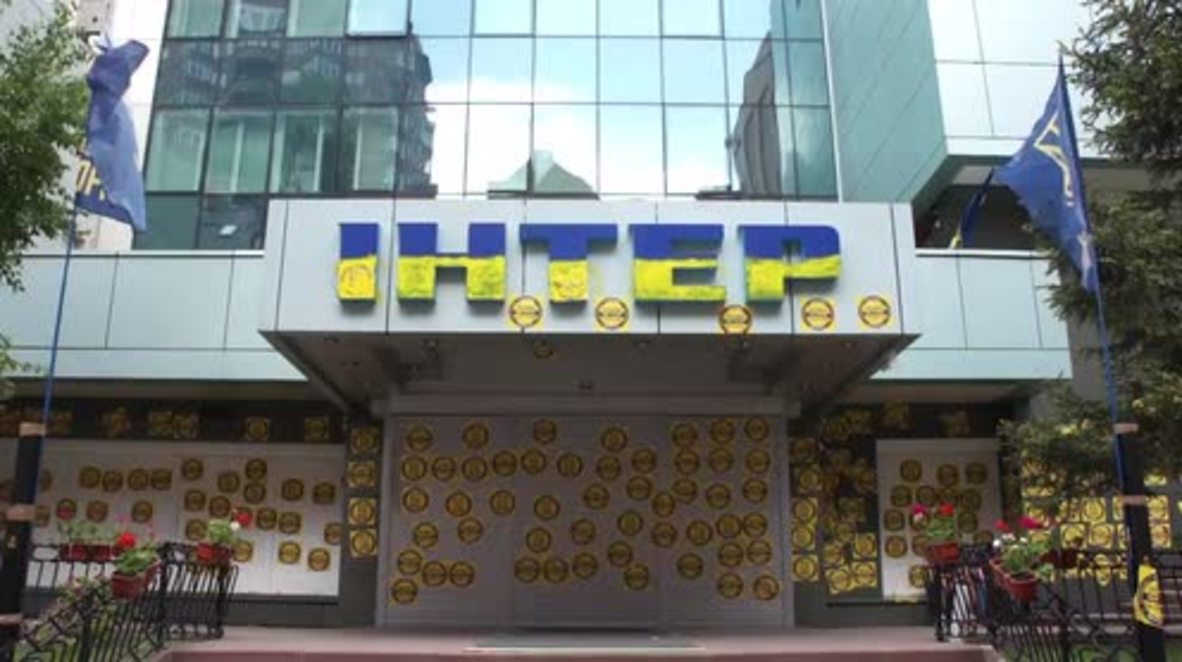 Ukraine: Nationalists blockade TV channel offices over V-Day concert