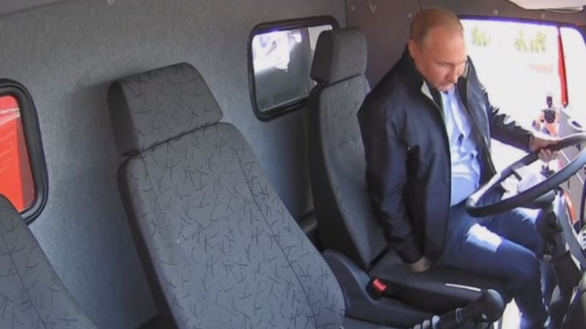 Rusia: "¡Vamos!" - Putin encabeza un convoy de camiones en la inauguración del puente de Crimea