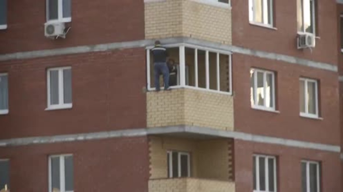 Tyumen man risks life and limb to install 12th floor window with no safety harness