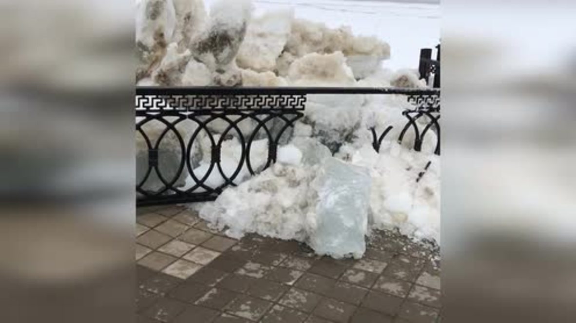 Powerful ice flow surges through iron fences in Surgut