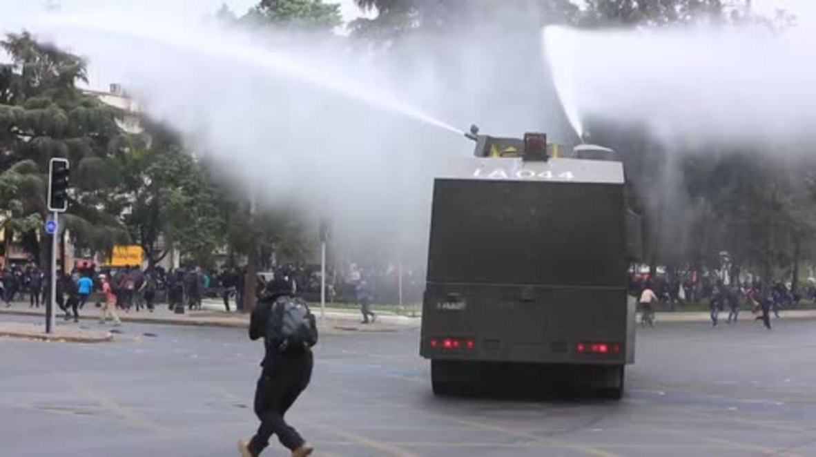 Chile: Cañones de agua desplegados durante marcha feminista en Santiago *EXPLÍCITO*