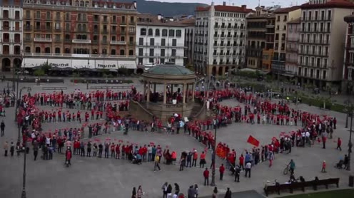 España: Partidarios de la independencia vasca construyen un mosaico popular con la imagen del escudo de Navarra