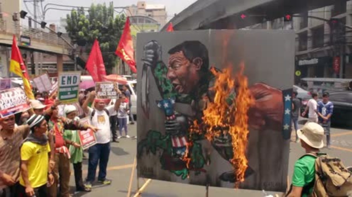 Filipinas: Manifestantes queman una imagen de Duterte en el aniversario del asedio de Marawi