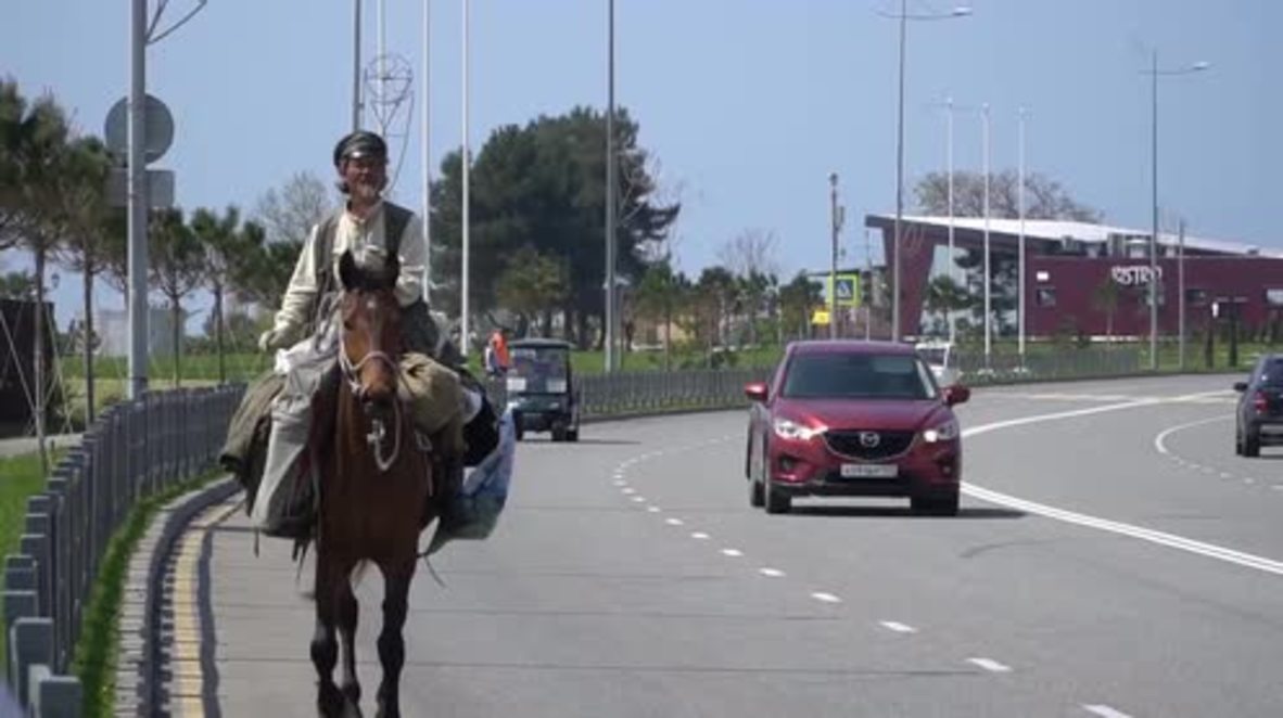 Una forma única de viajar: Un nómada viaja a caballo por las ciudades anfitrionas del Mundial 2018